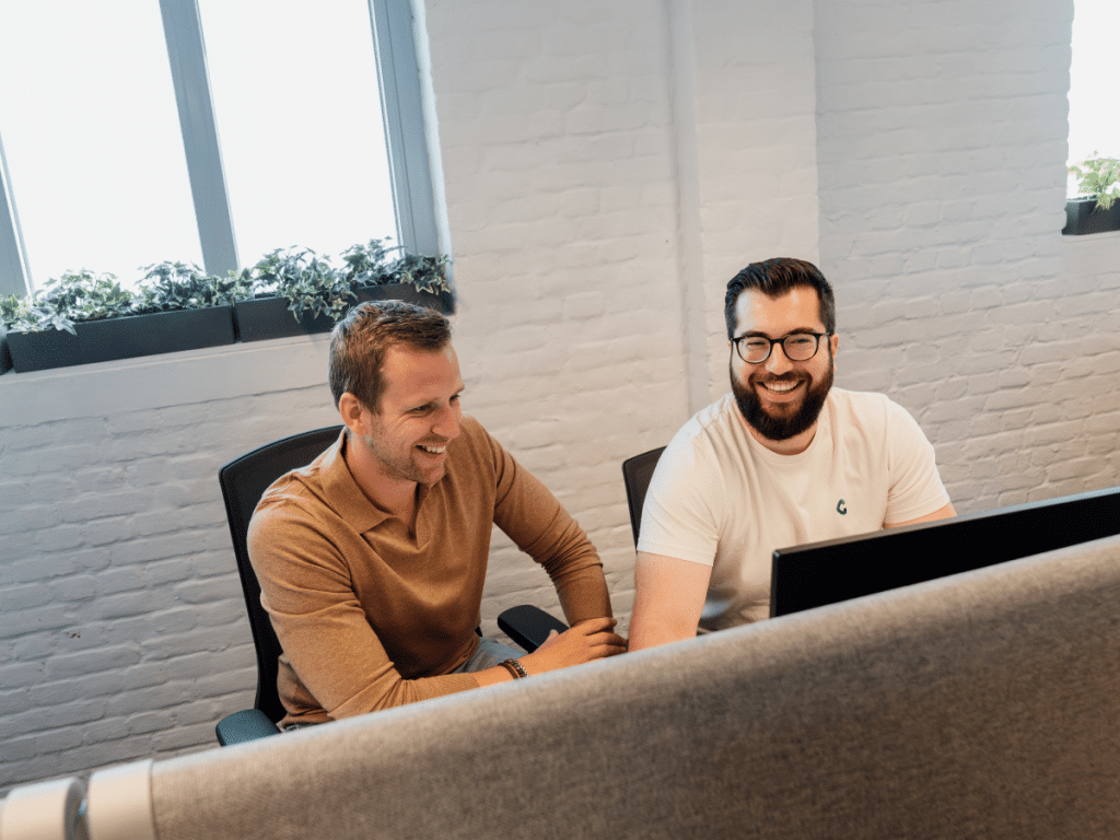 Yordi & Maxime, specialisten van ons GEO agency, werken samen aan strategie voor zichtbaarheid in AI-gestuurde zoekmachines.
