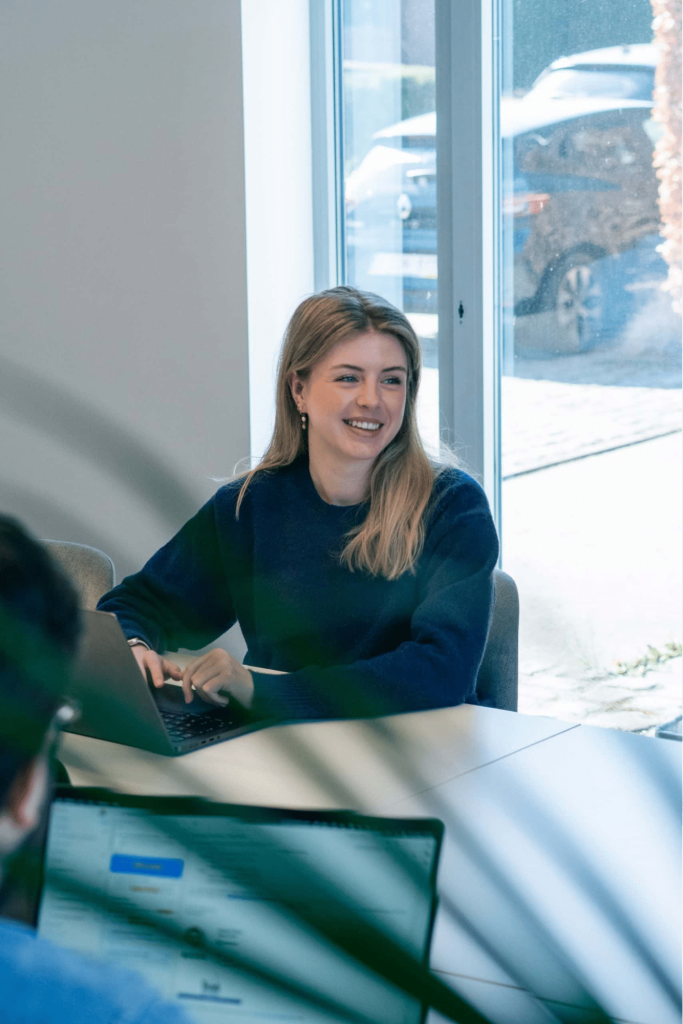 Social media marketeer van Conversal werkt aan strategie en contentplanning tijdens overleg op kantoor